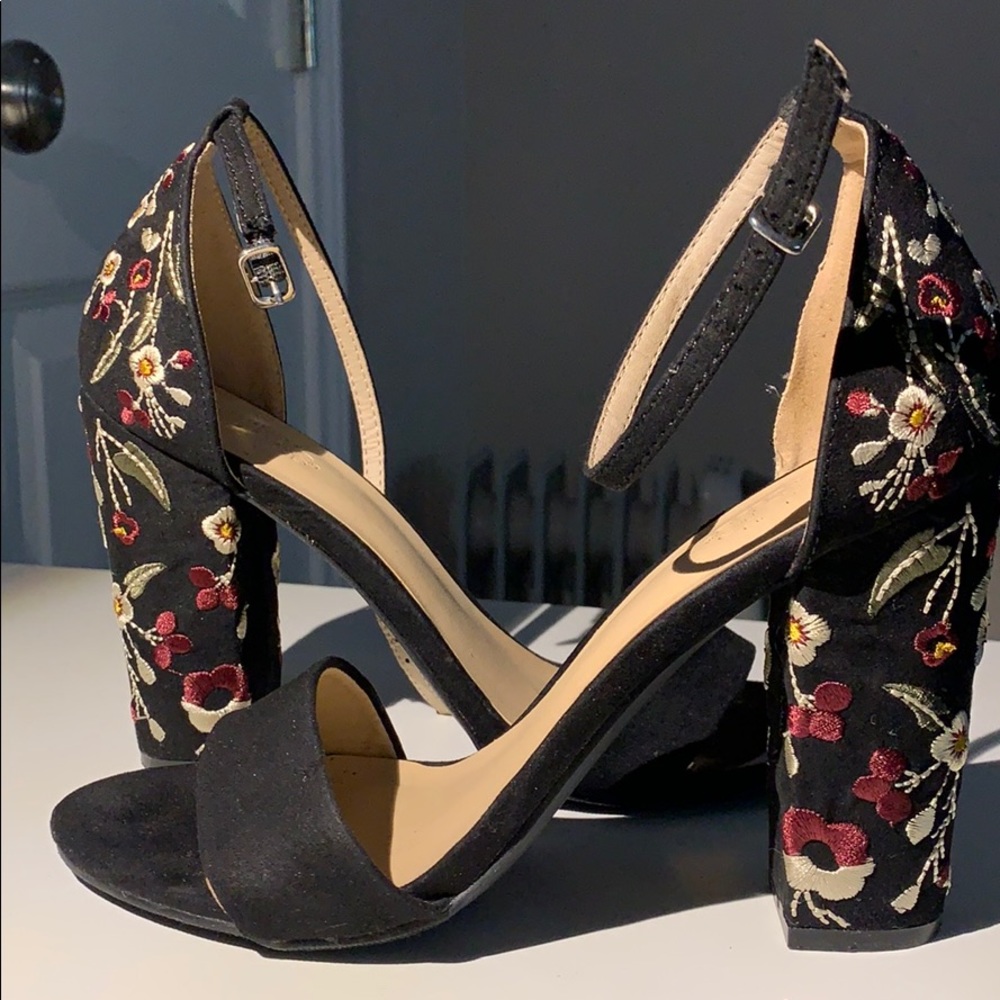 Black heels with flowers